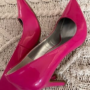 Bandolino heels in fuchsia. Barely worn- sz 10. Excellent condition.
